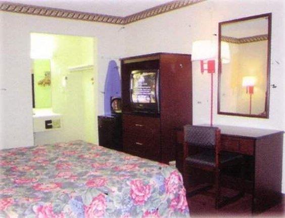 Houston Inn And Suites Room photo