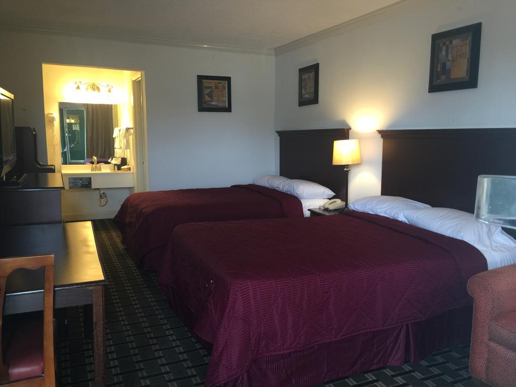 Houston Inn And Suites Exterior photo