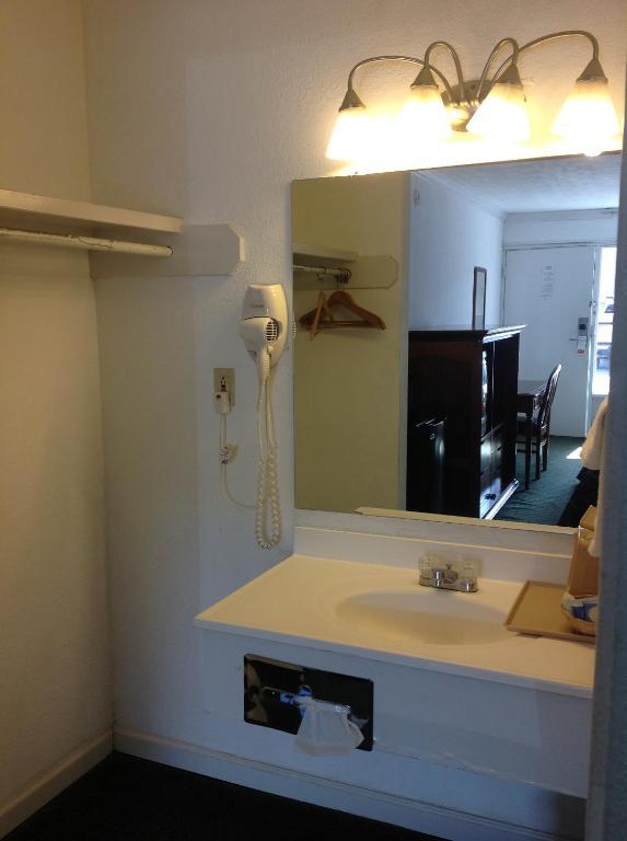 Houston Inn And Suites Room photo